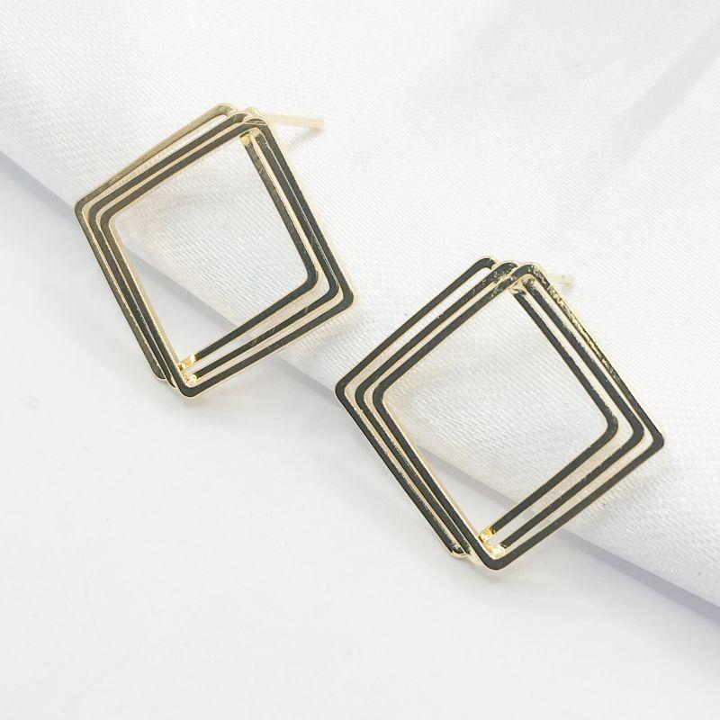 BRINCO DOURADO GEOMÉTRICO 3 FIOS LISOS