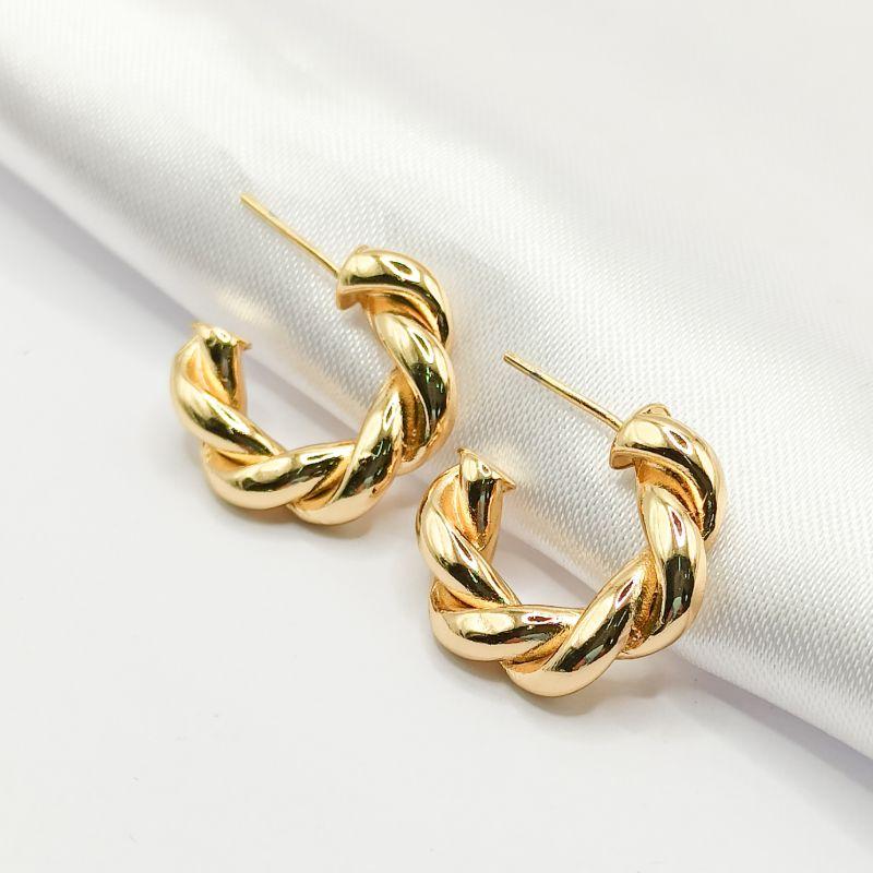 BRINCO DOURADO MEIA ARGOLA TORCIDA