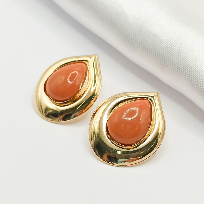 BRINCO DOURADO PEDRA NATURAL TERRACOTA COM BASE LISA