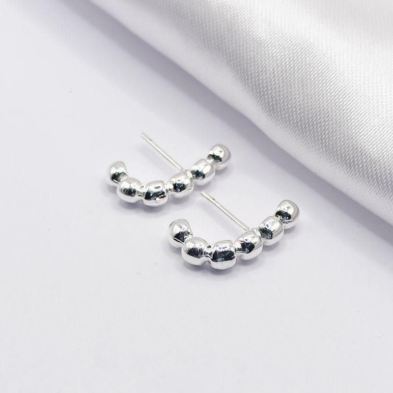 BRINCO PRATA FIO CURVADO 6 BOLINHAS LISAS