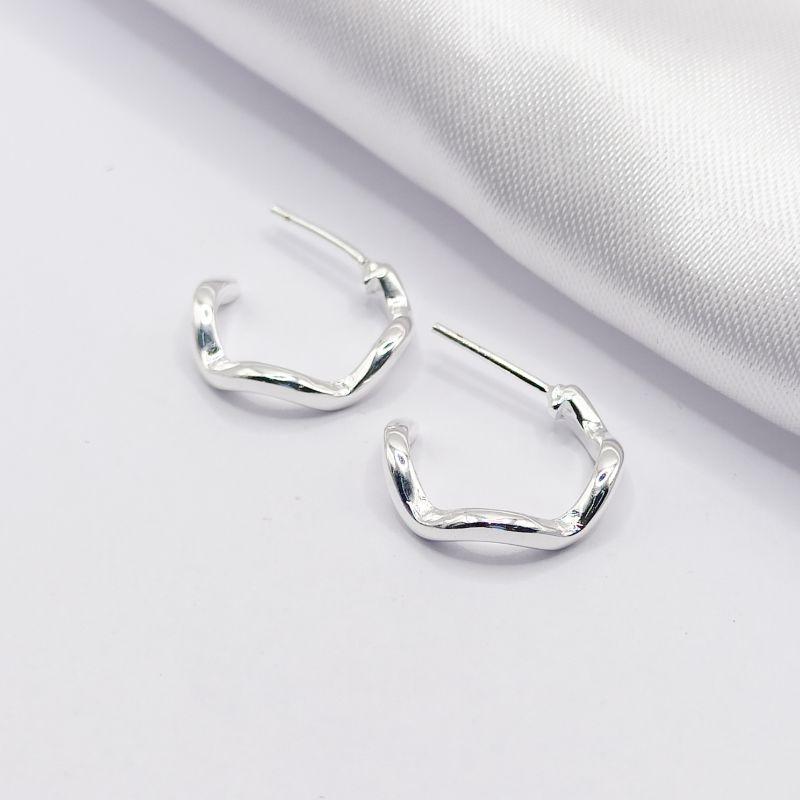 BRINCO PRATA MEIA ARGOLA ONDULADA LISA