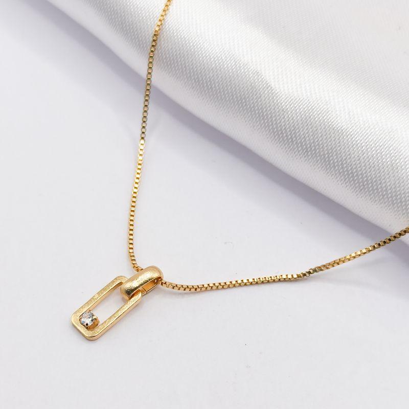 GARGANTILHA DOURADA CHOKER RETÂNGULO VAZADO PONTO DE LUZ 35CM