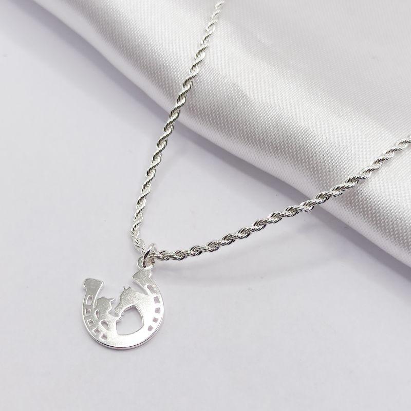 GARGANTILHA PRATA CHOKER CORRENTE TORCIDA E FERRADURA LISA 40CM