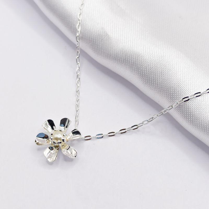 GARGANTILHA PRATA CHOKER FLOR COM MIOLO DE PÉROLA 40CM