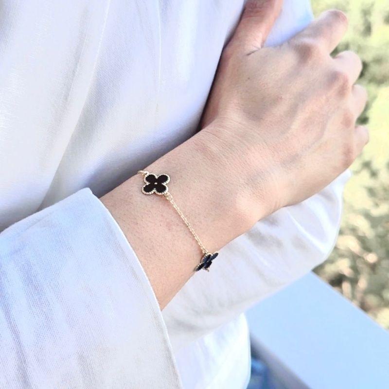 Pulseira Dourada 3 Trevos Preto Resinados