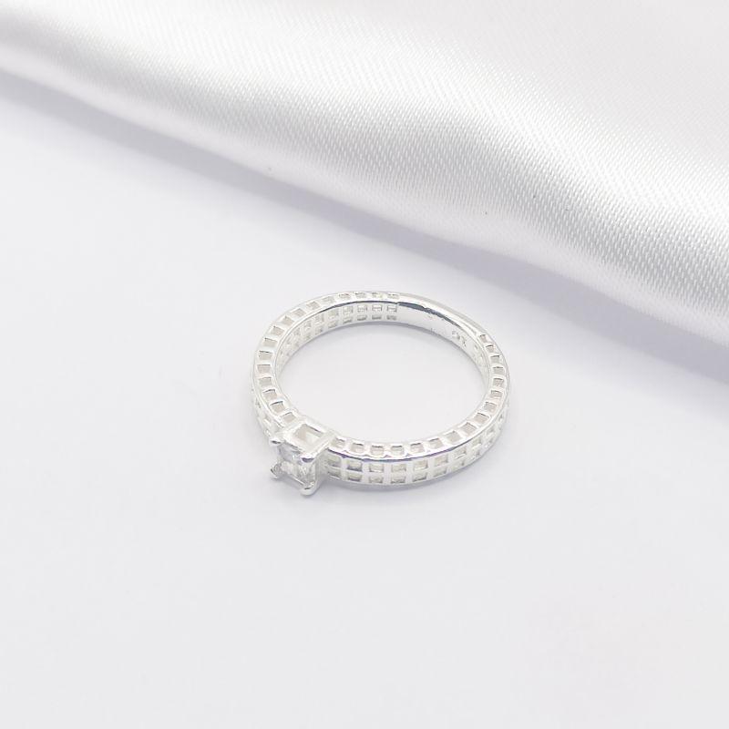 ANEL  PRATA COM PONTO DE LUZ