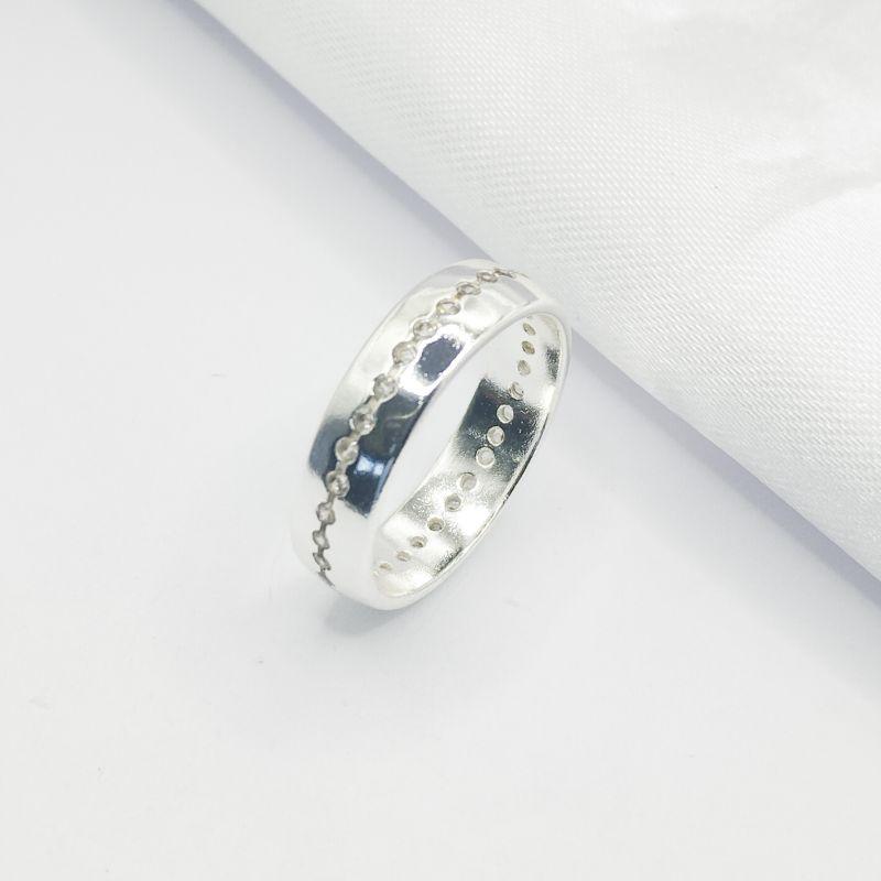 ANEL PRATA ALIANÇA FILEIRA DE ZIRCÔNIA AO MEIO