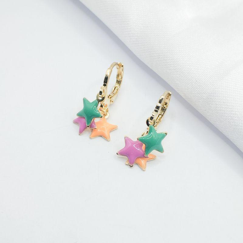 BRINCO DOURADO ARGOLA CLIK PINGENTE TRES ESTRELAS COLORIDAS