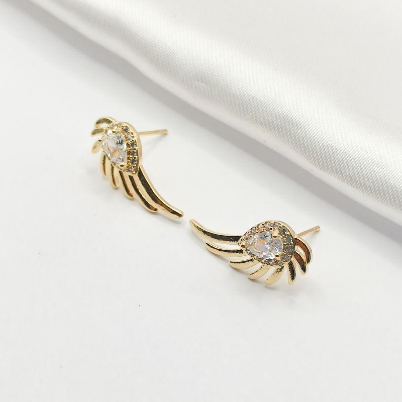 BRINCO DOURADO ASA CANELADA COM CRISTAL GOTA E ZIRCÔNIA