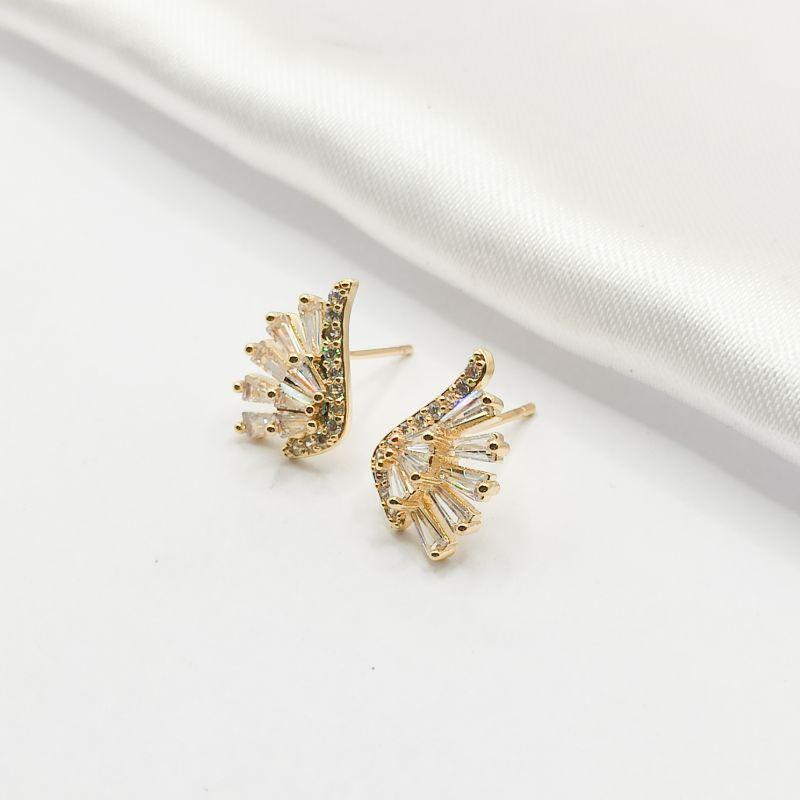 BRINCO DOURADO ASA COM BAGUETE CRISTAL E ZIRCÔNIA
