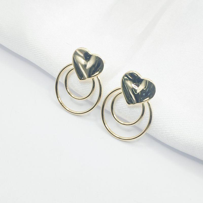 BRINCO DOURADO BASE CORAÇÃO COM DOIS CIRCULOS DE FIOS