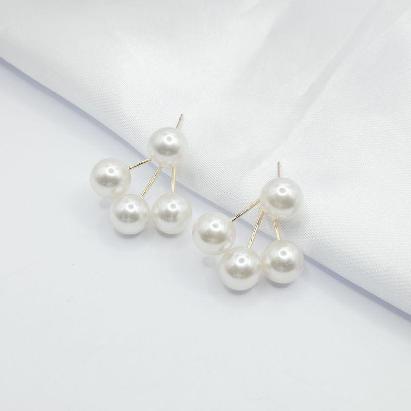 BRINCO DOURADO BASE DE PEROLA COM TRES FIOS FINAL DE PEROLAS