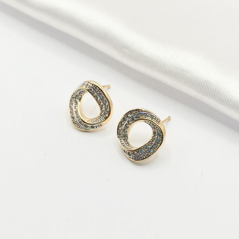 BRINCO DOURADO CÍRCULO VAZADO ONDULADO COM APLIQUE DE RÓDIO E ZIRCÔNIA
