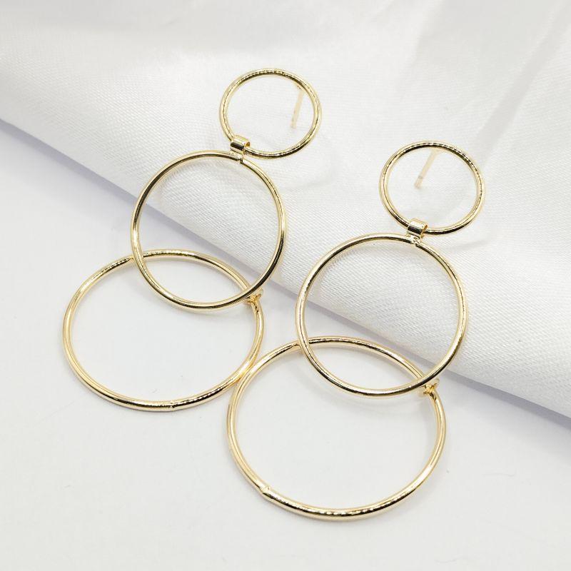 BRINCO DOURADO CIRCULOS TAMANHOS DIFERENTES ARTICULADO