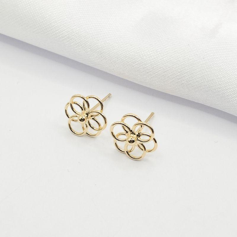 BRINCO DOURADO CIRCULOS VAZADOS FORMAM FLOR