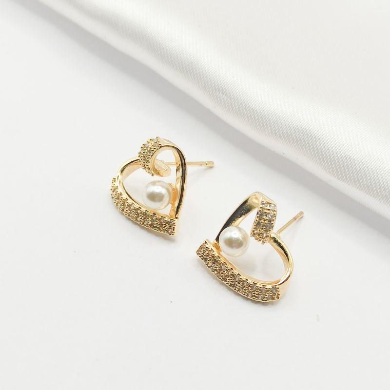 BRINCO DOURADO CORAÇÃO CURSIVO COM PÉROLA E ZIRCÔNIA