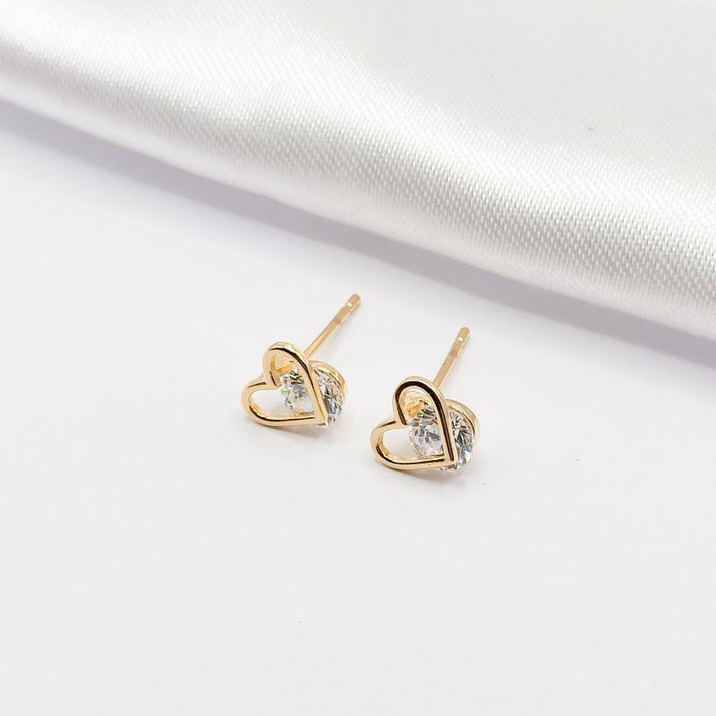 BRINCO DOURADO CORAÇÃO FIO COM PONTO DE LUZ