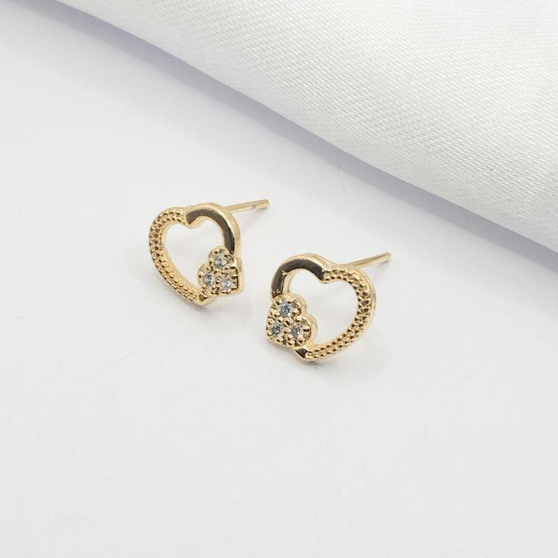 BRINCO DOURADO CORAÇÃO VAZADO COM MINI CORAÇAO COM ZIRCONIA