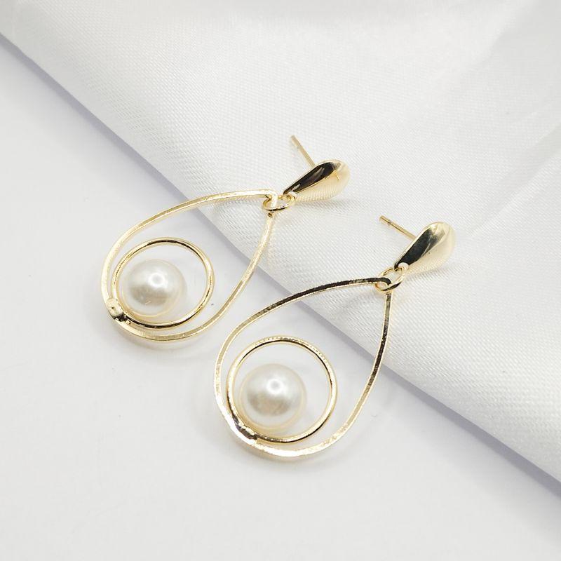 BRINCO DOURADO FIO GOTA COM PEROLA