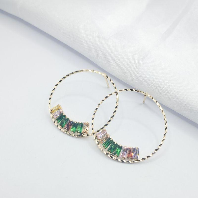 BRINCO DOURADO FIO TORCIDO COM PEDRAS BAGUETES COLORIDAS EM BAIXO