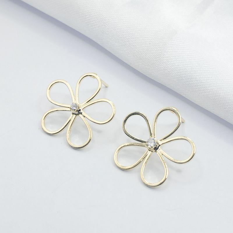 BRINCO DOURADO FLOR FIOS VAZADOS