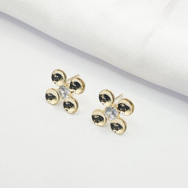 BRINCO DOURADO FLOR LISA PEDRA CRISTAL AO CENTRO