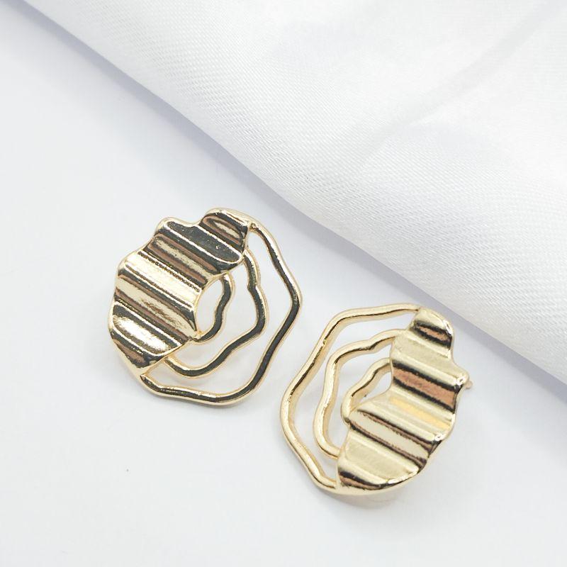 BRINCO DOURADO FORMATO DE ROSA VAZADO E CHAPA ONDULADA