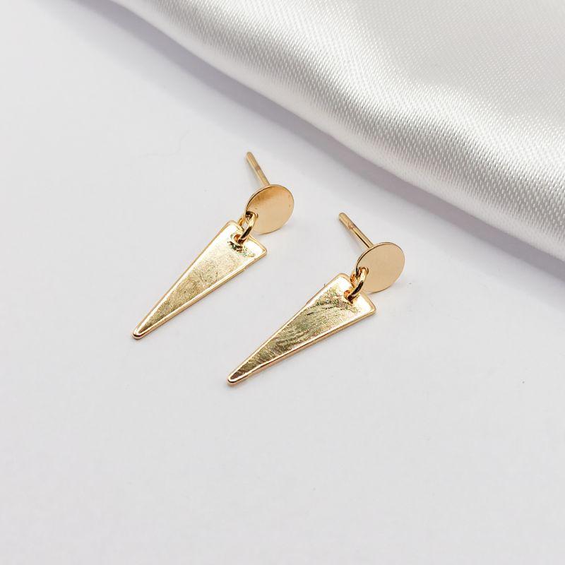 BRINCO DOURADO GEOMÉTRICO BOLA E TRIÂNGULO CHAPA LISA