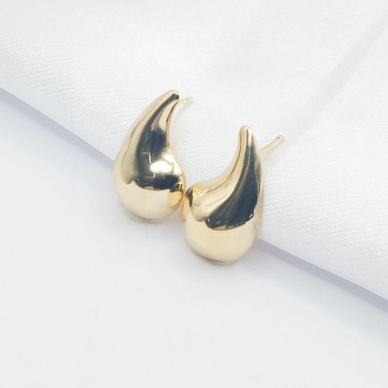 BRINCO DOURADO GOTA EM VIRGULA LISA