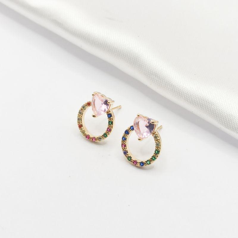 BRINCO DOURADO GUIRLANDA COLORIDA COM CRISTAL CORAÇÃO ROSA