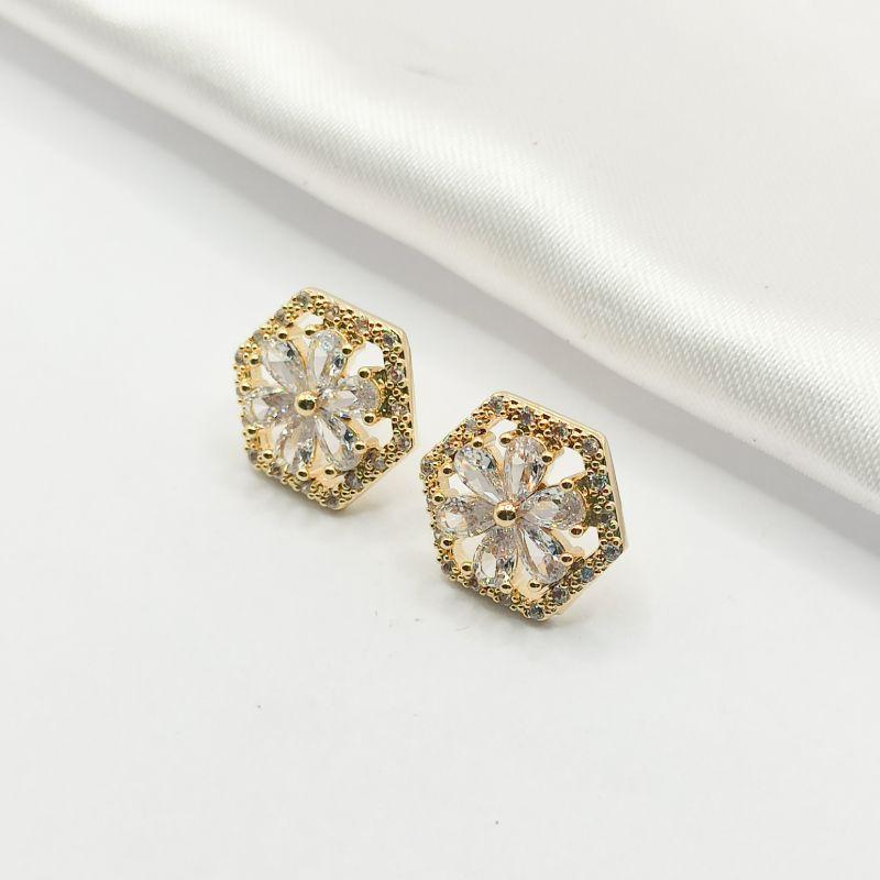BRINCO DOURADO HEXÁGONO CRAVEJADO COM FLOR CRISTAL