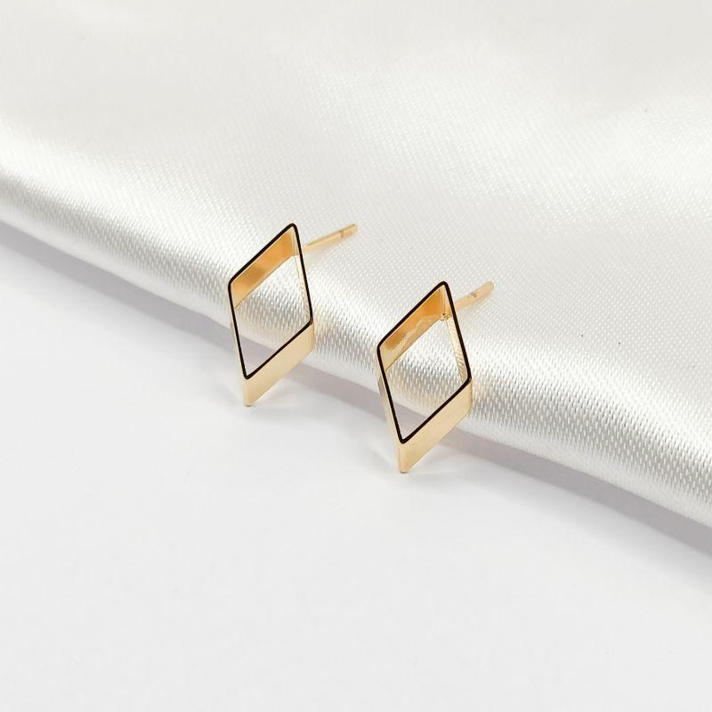 BRINCO DOURADO LOSÂNGO 3D LISO