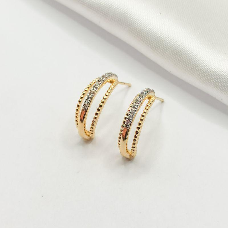 BRINCO DOURADO MEIA ARGOLA 3 FILEIRAS TRABALHADAS COM APLIQUE DE RÓDIO