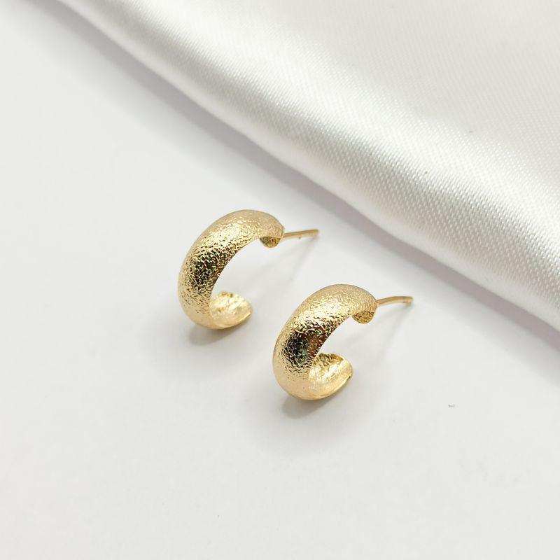 BRINCO DOURADO MEIA ARGOLA COM TEXTURA P