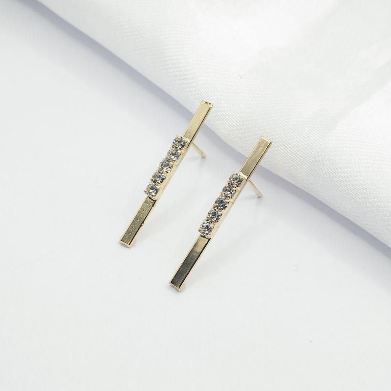 BRINCO DOURADO PALITO COM FILEIRA MENOR DE ZIRCÔNIA