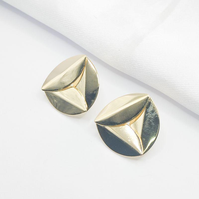 BRINCO DOURADO TRES FOLHAS FORMANDO UM TRIANGULO