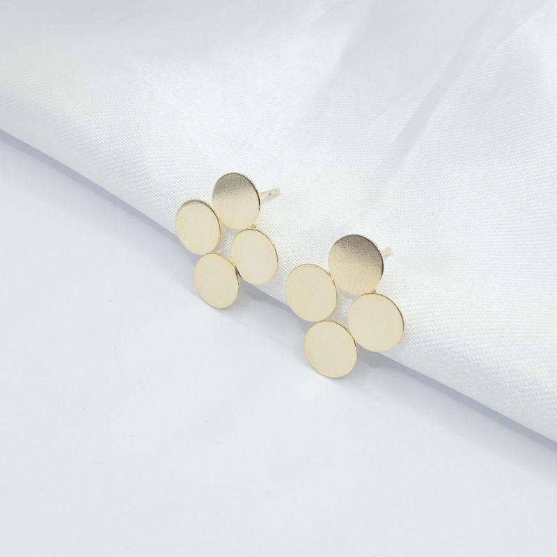 BRINCO DOURADO TRIANGULO FORMADO POR CIRCULOS LISOS