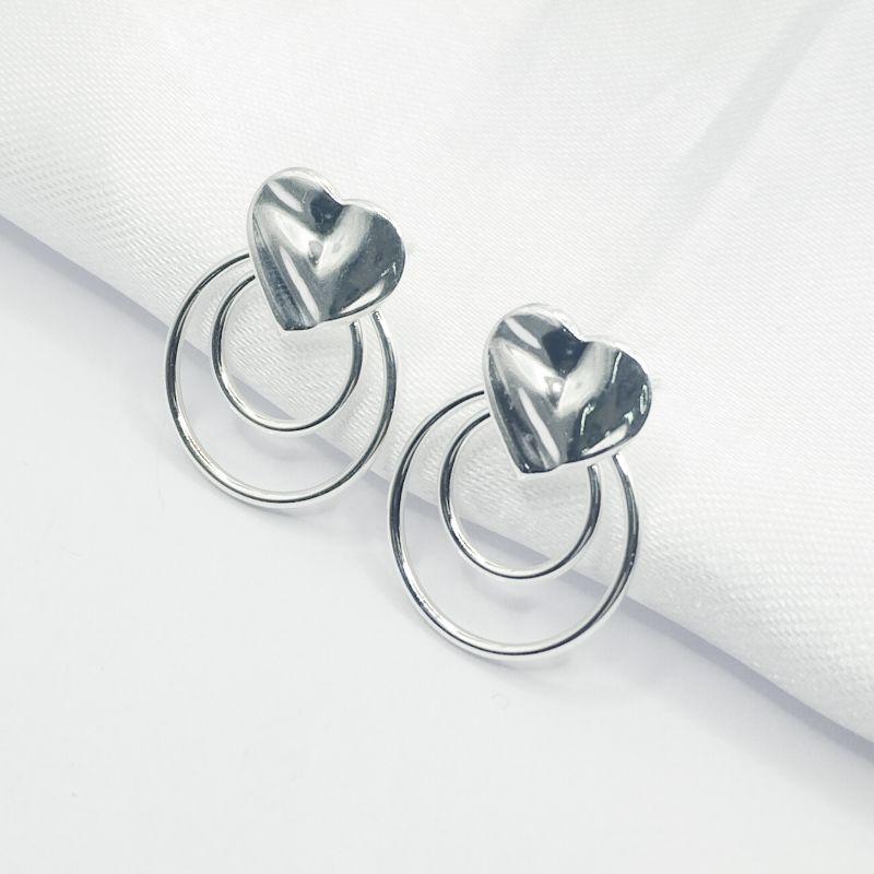 BRINCO PRATA BASE CORAÇÃO COM DOIS CIRCULOS DE FIOS