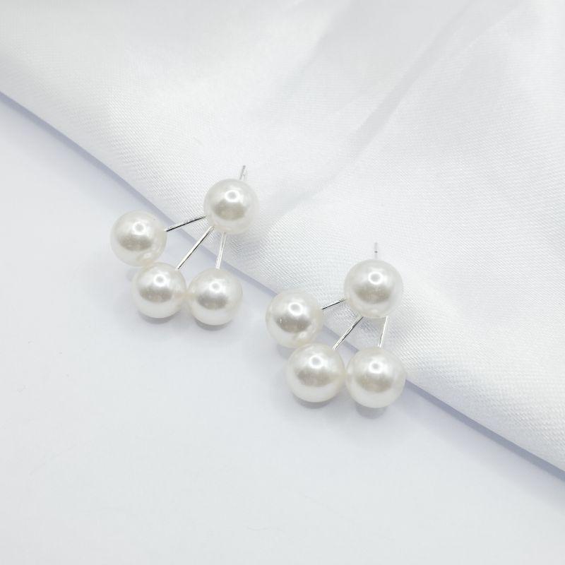 BRINCO PRATA BASE DE PEROLA COM TRES FIOS FINAL DE PEROLAS