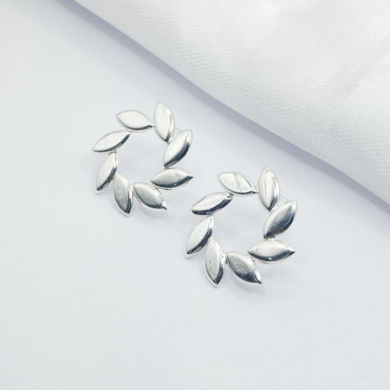 BRINCO PRATA CIRCULO FORMADO POR FOLHAS