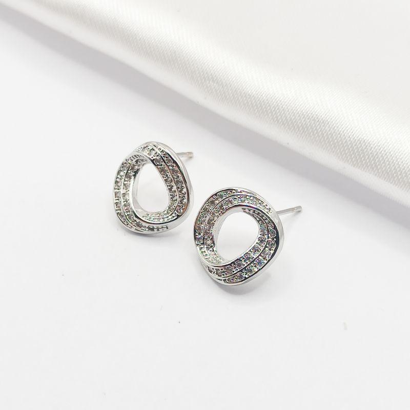 BRINCO PRATA CÍRCULO VAZADO ONDULADO COM APLIQUE DE RÓDIO E ZIRCÔNIA