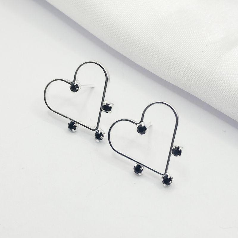 BRINCO PRATA CORAÇÃO EM FIO COM PEDRAS PRETAS