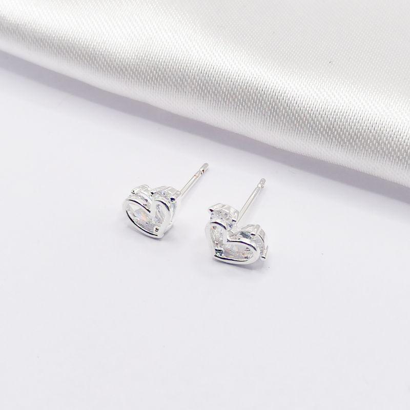 BRINCO PRATA CORAÇÃO FIO COM 2 GOTAS CRISTAIS