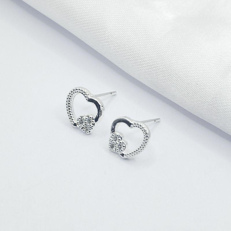 BRINCO PRATA CORAÇÃO VAZADO COM MINI CORAÇÃO COM ZIRCONIA