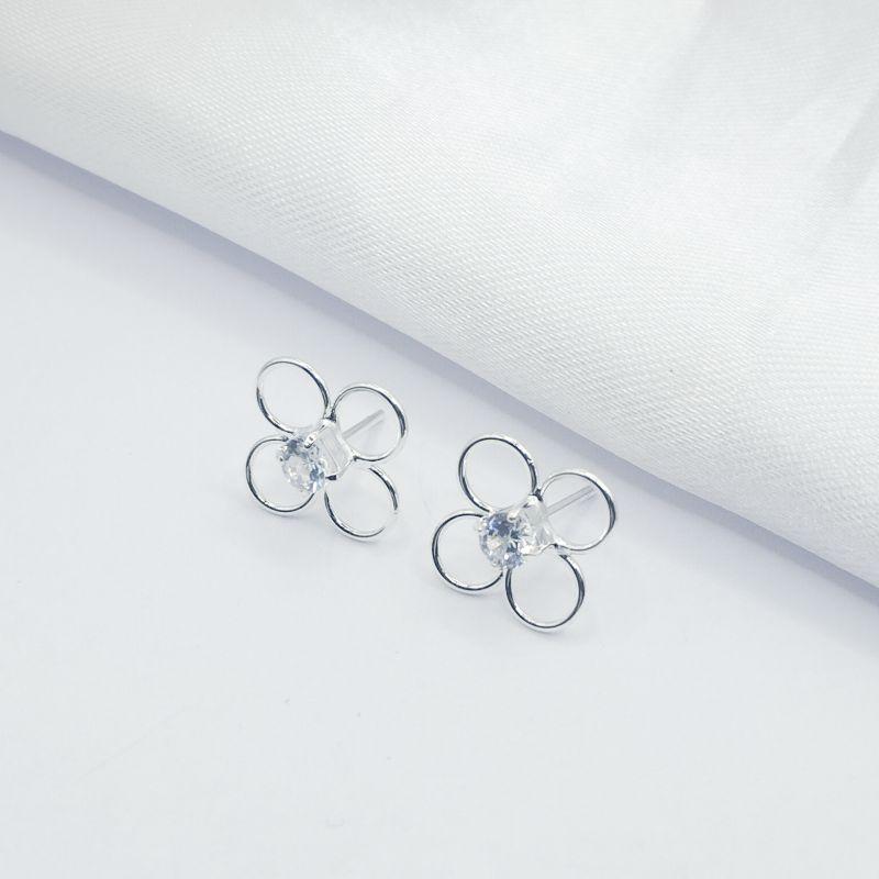 BRINCO PRATA FLOR FIOS VAZADOS, PEDRA CRISTAL NO CENTRO