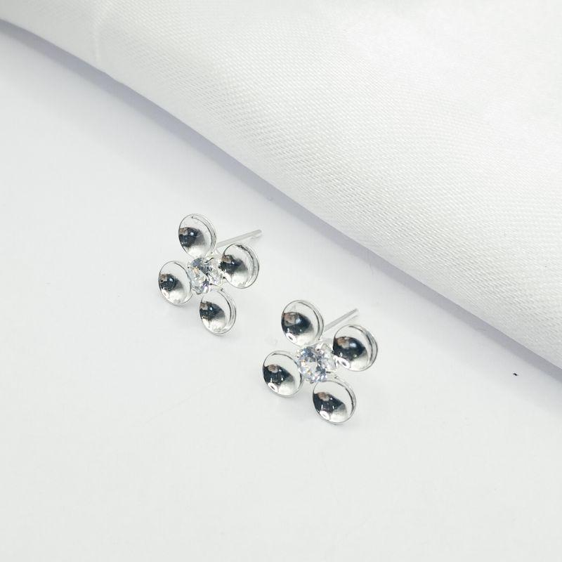 BRINCO PRATA FLOR LISA PEDRA CRISTAL AO CENTRO