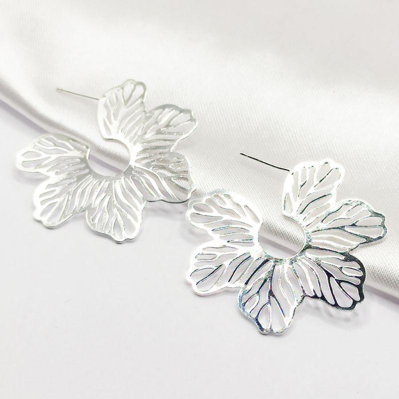 BRINCO PRATA FLOR ORGÂNICA VAZADA LISA