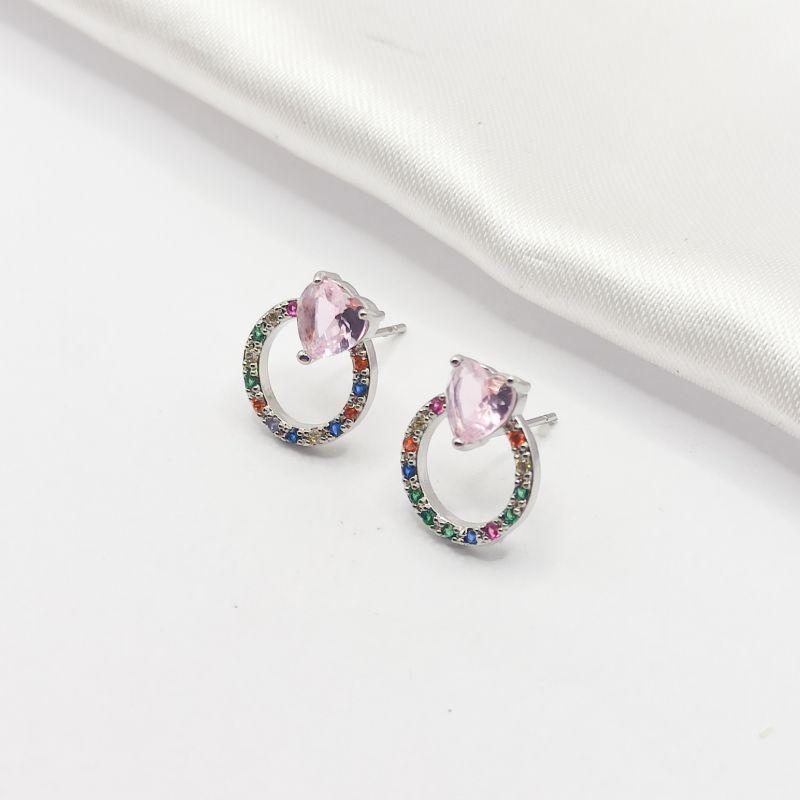 BRINCO PRATA GUIRLANDA COLORIDA COM CRISTAL CORAÇÃO ROSA