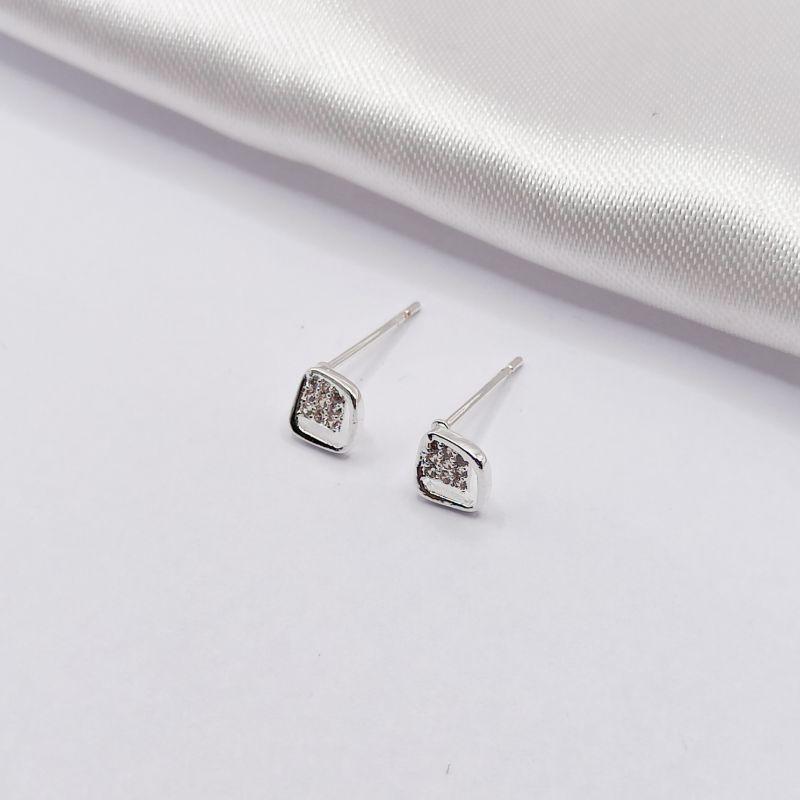 BRINCO PRATA LOSÂNGO VAZADO COM ZIRCÔNIA