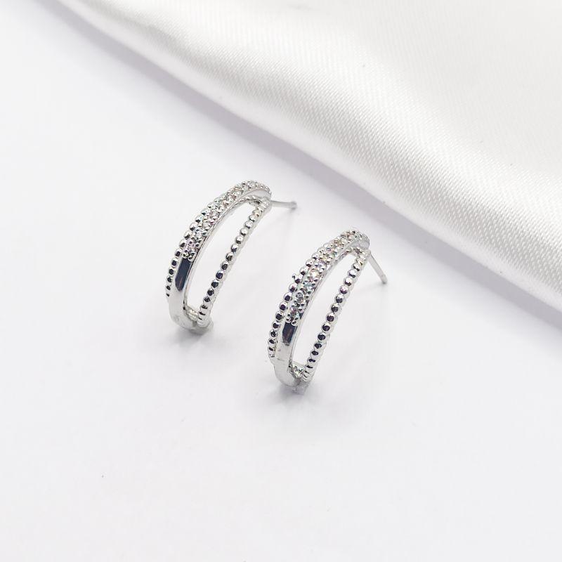 BRINCO PRATA MEIA ARGOLA 3 FILEIRAS TRABALHADAS COM APLIQUE DE RÓDIO